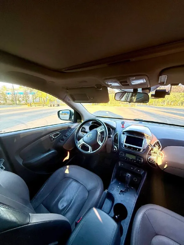 Срочно!!! срочно!!! срочно!!! hyundai ix 35, 2010год 10месяц, на очень богатой комплектации 🚘 мотор 2.0, родной пробег всего лишь 120тыс. км коробка автомат 1хозяин, машина покупалась в автосалоне в украине‼️ 2 ключа комплектация 🚀 кожаный салон, бесключевой доступ, заводская линзовання оптика/ тонировка, панорама, сигнализация, мультируль/ климат контроль, подогревы сидений, стекол, подогрев заднего ряда сидений/ парктроники и много другое!!! авто без единого дтп!!! хорошая резина, ходовка, кузов в хорошем состоянии, гнили и ржавчины нет цена 1 🍋 все вопросы по телефону +79494010811 - фотография - 5