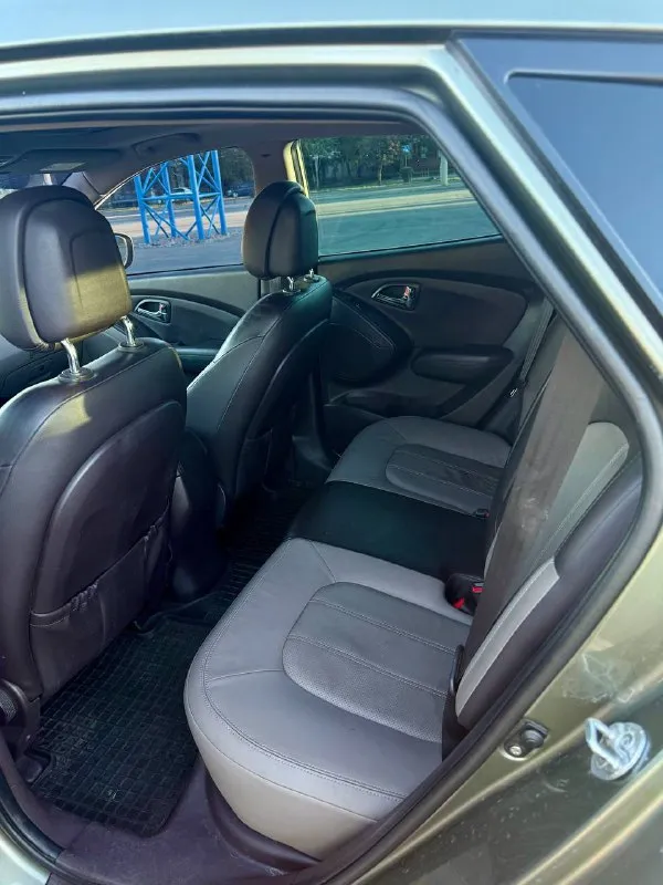 Срочно!!! срочно!!! срочно!!! hyundai ix 35, 2010год 10месяц, на очень богатой комплектации 🚘 мотор 2.0, родной пробег всего лишь 120тыс. км коробка автомат 1хозяин, машина покупалась в автосалоне в украине‼️ 2 ключа комплектация 🚀 кожаный салон, бесключевой доступ, заводская линзовання оптика/ тонировка, панорама, сигнализация, мультируль/ климат контроль, подогревы сидений, стекол, подогрев заднего ряда сидений/ парктроники и много другое!!! авто без единого дтп!!! хорошая резина, ходовка, кузов в хорошем состоянии, гнили и ржавчины нет цена 1 🍋 все вопросы по телефону +79494010811 - фотография - 6