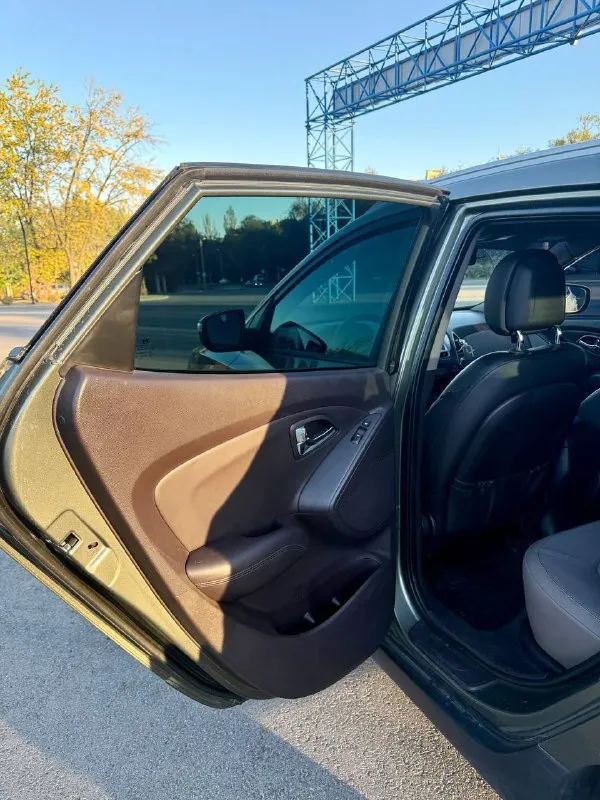 Срочно!!! срочно!!! срочно!!! hyundai ix 35, 2010год 10месяц, на очень богатой комплектации 🚘 мотор 2.0, родной пробег всего лишь 120тыс. км коробка автомат 1хозяин, машина покупалась в автосалоне в украине‼️ 2 ключа комплектация 🚀 кожаный салон, бесключевой доступ, заводская линзовання оптика/ тонировка, панорама, сигнализация, мультируль/ климат контроль, подогревы сидений, стекол, подогрев заднего ряда сидений/ парктроники и много другое!!! авто без единого дтп!!! хорошая резина, ходовка, кузов в хорошем состоянии, гнили и ржавчины нет цена 1 🍋 все вопросы по телефону +79494010811 - фотография - 8