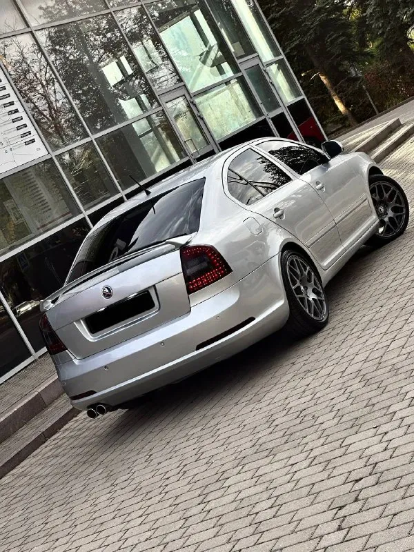 Skoda octavia vrs год выпуска - 2011 двигатель - 2.0tsi кпп - автоматическая цена - 1.250.000₽ тел. +79493902663 либо: +7 (949) 679-98-14 в продаже правильный шкодарь с топовым двигателем, зашитым на stage 2 ( едет очень бодро ) по кузову без каких либо изъянов, отпалированная и покрыта жидким стеклом ( без внимания на дороге не оставит ) в автомобиль денег не жалели. установлены тормозные диски с перфорацией, стоит дорогой корбованый нулевик, кованые диски r-18 на резине bridgestone, установлена полная трасса на 76 трубе с отстрелами, поставлен впуск apr, установлен даунпайп, замена родных линз на билед azoom k9, с покраской масок и нанесение бронепленки на фары ( ночью ехать можно как днём ) в салоне стоит амбиленд подсветка, андроид магнитола и сабвуфер ( играет мощно ) комплектация у авто самая жирная; заправленный двухзонный климат-контроль; круиз-контроль; подогревы сидений; комбинированный кожаный с алькантарой салон; датчик света и дож 📲 tg: @vladimir_23_23_23 📞 звоните: +7(949)3902663 - фотография - 2