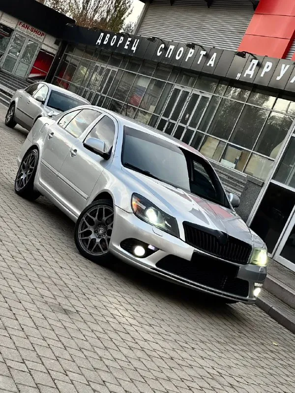 Skoda octavia vrs год выпуска - 2011 двигатель - 2.0tsi кпп - автоматическая цена - 1.250.000₽ тел. +79493902663 либо: +7 (949) 679-98-14 в продаже правильный шкодарь с топовым двигателем, зашитым на stage 2 ( едет очень бодро ) по кузову без каких либо изъянов, отпалированная и покрыта жидким стеклом ( без внимания на дороге не оставит ) в автомобиль денег не жалели. установлены тормозные диски с перфорацией, стоит дорогой корбованый нулевик, кованые диски r-18 на резине bridgestone, установлена полная трасса на 76 трубе с отстрелами, поставлен впуск apr, установлен даунпайп, замена родных линз на билед azoom k9, с покраской масок и нанесение бронепленки на фары ( ночью ехать можно как днём ) в салоне стоит амбиленд подсветка, андроид магнитола и сабвуфер ( играет мощно ) комплектация у авто самая жирная; заправленный двухзонный климат-контроль; круиз-контроль; подогревы сидений; комбинированный кожаный с алькантарой салон; датчик света и дож 📲 tg: @vladimir_23_23_23 📞 звоните: +7(949)3902663 - фотография - 3