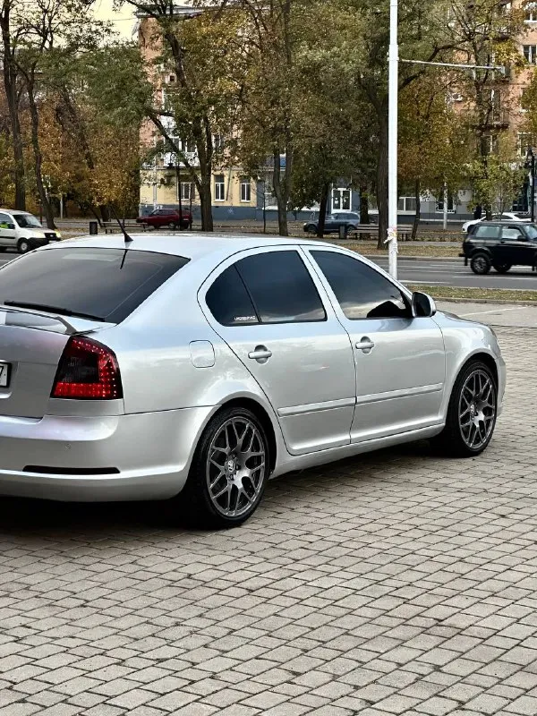 Skoda octavia vrs год выпуска - 2011 двигатель - 2.0tsi кпп - автоматическая цена - 1.250.000₽ тел. +79493902663 либо: +7 (949) 679-98-14 в продаже правильный шкодарь с топовым двигателем, зашитым на stage 2 ( едет очень бодро ) по кузову без каких либо изъянов, отпалированная и покрыта жидким стеклом ( без внимания на дороге не оставит ) в автомобиль денег не жалели. установлены тормозные диски с перфорацией, стоит дорогой корбованый нулевик, кованые диски r-18 на резине bridgestone, установлена полная трасса на 76 трубе с отстрелами, поставлен впуск apr, установлен даунпайп, замена родных линз на билед azoom k9, с покраской масок и нанесение бронепленки на фары ( ночью ехать можно как днём ) в салоне стоит амбиленд подсветка, андроид магнитола и сабвуфер ( играет мощно ) комплектация у авто самая жирная; заправленный двухзонный климат-контроль; круиз-контроль; подогревы сидений; комбинированный кожаный с алькантарой салон; датчик света и дож 📲 tg: @vladimir_23_23_23 📞 звоните: +7(949)3902663 - фотография - 9