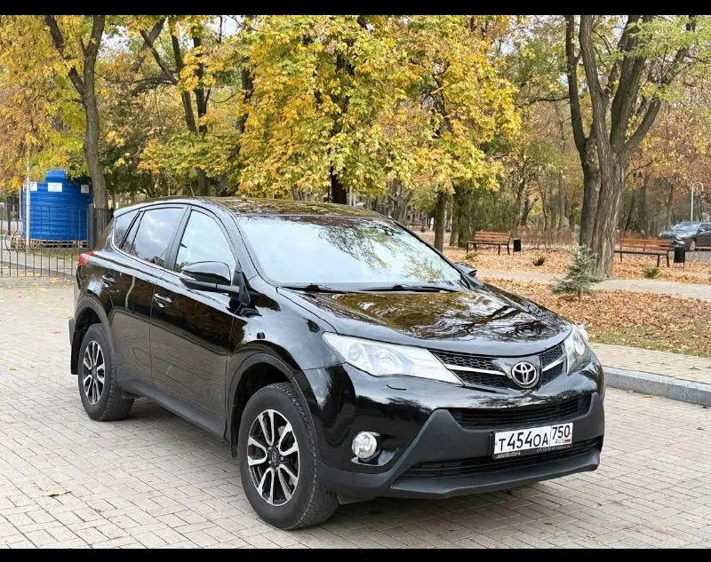 Toyota rav4 официал 2013 год двигатель 2.0 бензин коробка автомат пробег 185 тыс. км автомобиль в отличном состоянии, без дтп, автотека зелёная весь обслужен, работает каждая кнопочка, вложение абсолютно не какого не требует! чистый ухоженный салон, готов на любые проверки с вашей стороны! есть всё для комфортного вождения! двух зонный климат датчик света и дождя подогрев сидений круиз контроль, бортовой компьютер, камера заднего вида, и т д. с документами всё в порядке, продажа с полным переоформлением мрэо 💯 г. донецк цена 1.670.₽ звоните остальное по номеру телефона +79496164847 📞 звоните: +7(949)6164847 - фотография - 3