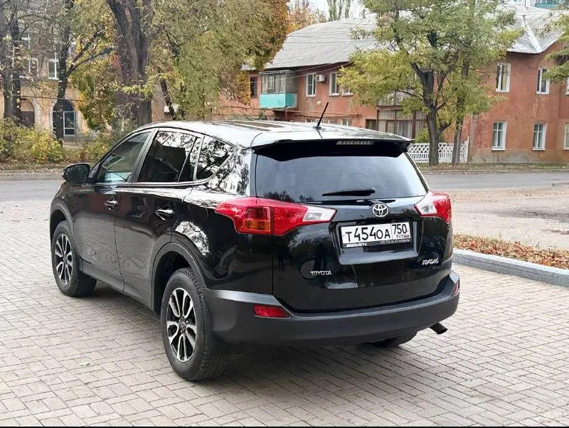 Toyota rav4 официал 2013 год двигатель 2.0 бензин коробка автомат пробег 185 тыс. км автомобиль в отличном состоянии, без дтп, автотека зелёная весь обслужен, работает каждая кнопочка, вложение абсолютно не какого не требует! чистый ухоженный салон, готов на любые проверки с вашей стороны! есть всё для комфортного вождения! двух зонный климат датчик света и дождя подогрев сидений круиз контроль, бортовой компьютер, камера заднего вида, и т д. с документами всё в порядке, продажа с полным переоформлением мрэо 💯 г. донецк цена 1.670.₽ звоните остальное по номеру телефона +79496164847 📞 звоните: +7(949)6164847 - фотография - 4