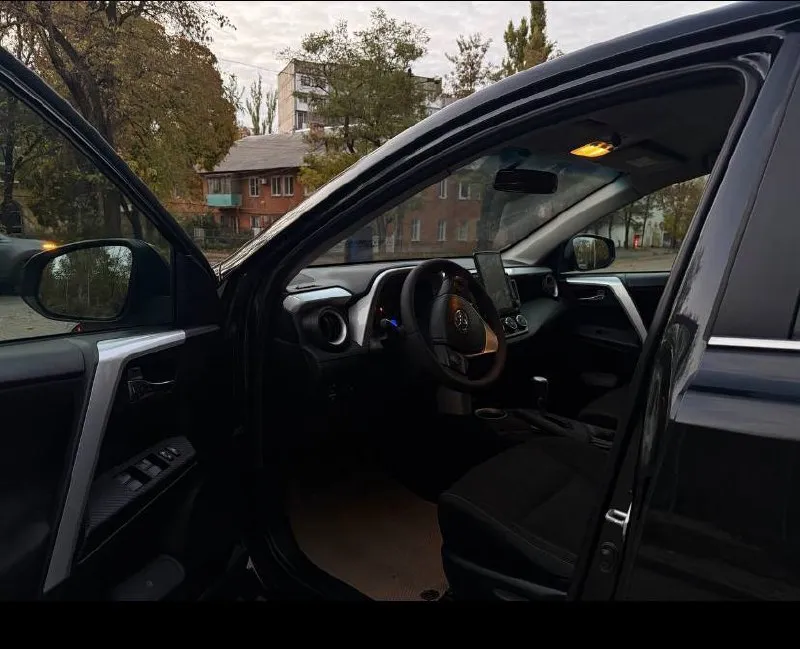 Toyota rav4 официал 2013 год двигатель 2.0 бензин коробка автомат пробег 185 тыс. км автомобиль в отличном состоянии, без дтп, автотека зелёная весь обслужен, работает каждая кнопочка, вложение абсолютно не какого не требует! чистый ухоженный салон, готов на любые проверки с вашей стороны! есть всё для комфортного вождения! двух зонный климат датчик света и дождя подогрев сидений круиз контроль, бортовой компьютер, камера заднего вида, и т д. с документами всё в порядке, продажа с полным переоформлением мрэо 💯 г. донецк цена 1.670.₽ звоните остальное по номеру телефона +79496164847 📞 звоните: +7(949)6164847 - фотография - 6