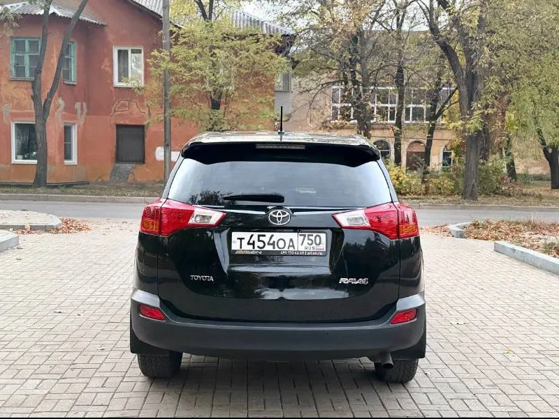 Toyota rav4 официал 2013 год двигатель 2.0 бензин коробка автомат пробег 185 тыс. км автомобиль в отличном состоянии, без дтп, автотека зелёная весь обслужен, работает каждая кнопочка, вложение абсолютно не какого не требует! чистый ухоженный салон, готов на любые проверки с вашей стороны! есть всё для комфортного вождения! двух зонный климат датчик света и дождя подогрев сидений круиз контроль, бортовой компьютер, камера заднего вида, и т д. с документами всё в порядке, продажа с полным переоформлением мрэо 💯 г. донецк цена 1.670.₽ звоните остальное по номеру телефона +79496164847 📞 звоните: +7(949)6164847 - фотография - 8