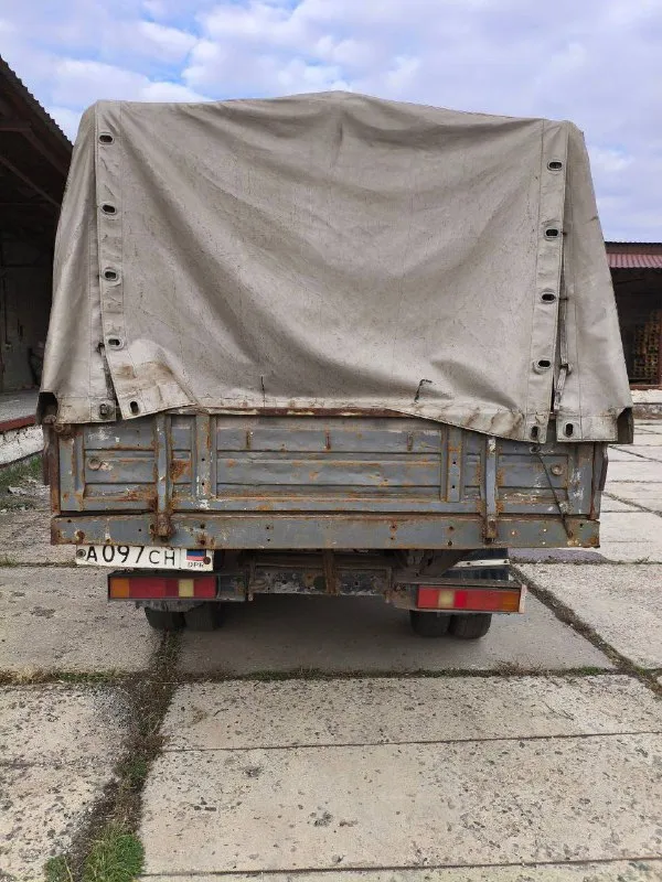 Продам газель 3302: двигатель уаз - 3л, коробка 4-х ступка, мотор и коробка в рабочем состоянии, мост не гудит, рама целая, новый аккумулятор. по кузову всё видно на фото. газ-метан. по документам всё в порядке. торг присутствует. хорошая рабочая лошадка. сел и поехал работать. кого заинтересовало звоните. цена 339 000 ₽. 📞 контактный телефон: +79498132876 📲 tg: @alex_shkrud 📞 звоните: +7(949)8132876 - фотография - 6