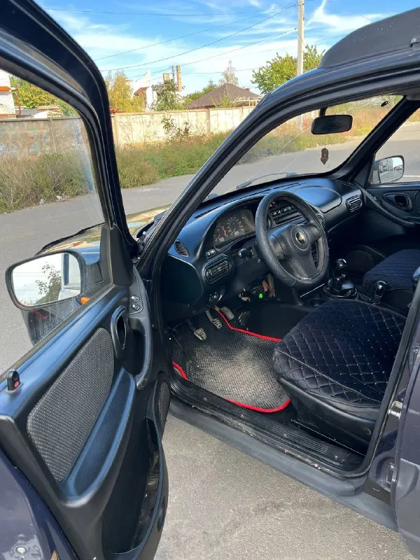 Продам шевроле нива. год - 2010 объем - 1,7л. пробег - 125 тысяч авто в очень хорошем состоянии, в красивом цвете! кузов очень живой, дно завод идеал, пороги в хорошем состоянии! двигатель работает отлично! коробка полностью исправна! ходовая часть новая! салон в идеальном состоянии. гидроусилитель, стеклоподъемники, электро зеркала, фаркоп! приятная музыка стоит очень хороший свет в придачу отдам некоторые новые запчасти! осмотр г. мариуполь цена - 470 тысяч рублей тел. +79494970042 - фотография - 10