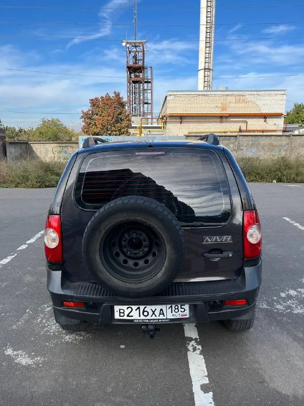 Продам шевроле нива. год - 2010 объем - 1,7л. пробег - 125 тысяч авто в очень хорошем состоянии, в красивом цвете! кузов очень живой, дно завод идеал, пороги в хорошем состоянии! двигатель работает отлично! коробка полностью исправна! ходовая часть новая! салон в идеальном состоянии. гидроусилитель, стеклоподъемники, электро зеркала, фаркоп! приятная музыка стоит очень хороший свет в придачу отдам некоторые новые запчасти! осмотр г. мариуполь цена - 470 тысяч рублей тел. +79494970042 - фотография - 5