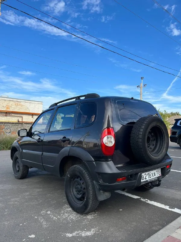 Продам шевроле нива. год - 2010 объем - 1,7л. пробег - 125 тысяч авто в очень хорошем состоянии, в красивом цвете! кузов очень живой, дно завод идеал, пороги в хорошем состоянии! двигатель работает отлично! коробка полностью исправна! ходовая часть новая! салон в идеальном состоянии. гидроусилитель, стеклоподъемники, электро зеркала, фаркоп! приятная музыка стоит очень хороший свет в придачу отдам некоторые новые запчасти! осмотр г. мариуполь цена - 470 тысяч рублей тел. +79494970042 - фотография - 6