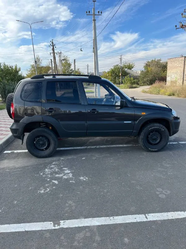 Продам шевроле нива. год - 2010 объем - 1,7л. пробег - 125 тысяч авто в очень хорошем состоянии, в красивом цвете! кузов очень живой, дно завод идеал, пороги в хорошем состоянии! двигатель работает отлично! коробка полностью исправна! ходовая часть новая! салон в идеальном состоянии. гидроусилитель, стеклоподъемники, электро зеркала, фаркоп! приятная музыка стоит очень хороший свет в придачу отдам некоторые новые запчасти! осмотр г. мариуполь цена - 470 тысяч рублей тел. +79494970042 - фотография - 7