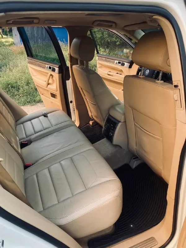 Продам беленький volkswagen touareg 2008 года.
Машина в отличном состоянии, каждый день на ходу.
Полный привод! Без пневмы!!!
3,6 Бензин, в идеальном состоянии, масло не ест, не дымит.
Кожаный салон, андроид магнитола, музыка отличная.
Кузов в родном окрасе, без рыжиков (нет и не было). Машина в дтп не участвовала.
Комплектация: мульти руль, бесключивой доступ, круиз-контроль, датчик дождя и света, кондиционер, 4 стеклоподъёмника, четырех зонный климат-контроль, подогрев передних и задних сидений, авs, esp и многое другое.
Два комплекта резины с дисками.
Машина полностью отслужена: замена масла, всех фильтров, ходовая.
Любые проверки за ваш счёт.
Полное переоформление. Птс оригинал, я третий хозяин.
Цена 1,2 🍋.
Осмотр донецк, ленинский район
Приезжайте, смотрите, останетесь довольны
Тел. +79498241642
📞 Звоните: +7(949)8241642 - фотография - 5