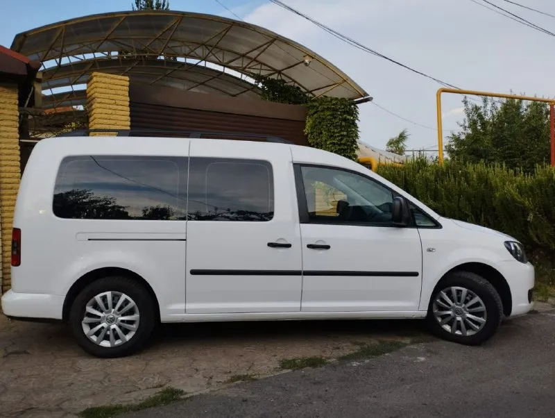Volkswagen caddy maxi 2014. Заводской пассажир, 7 мест. Дизель 2.0,140лс. Мкп-6 ступеней. Два ключа, книжки. Круиз, кондей, родная магнитола с громкой связью, корректор фар, подогрев сидений, контроль прокола колес, заводской фаркоп и др. Пробег 350000. Проверка  на любом сто. 1650000руб. В российских документах будете первым собственником. +79499869505 михаил - фотография - 4