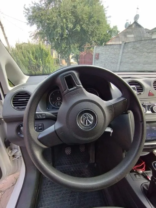 Volkswagen caddy maxi 2014. Заводской пассажир, 7 мест. Дизель 2.0,140лс. Мкп-6 ступеней. Два ключа, книжки. Круиз, кондей, родная магнитола с громкой связью, корректор фар, подогрев сидений, контроль прокола колес, заводской фаркоп и др. Пробег 350000. Проверка  на любом сто. 1650000руб. В российских документах будете первым собственником. +79499869505 михаил - фотография - 6
