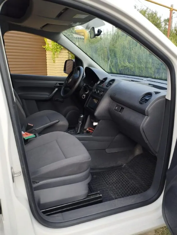 Volkswagen caddy maxi 2014. Заводской пассажир, 7 мест. Дизель 2.0,140лс. Мкп-6 ступеней. Два ключа, книжки. Круиз, кондей, родная магнитола с громкой связью, корректор фар, подогрев сидений, контроль прокола колес, заводской фаркоп и др. Пробег 350000. Проверка  на любом сто. 1650000руб. В российских документах будете первым собственником. +79499869505 михаил - фотография - 9