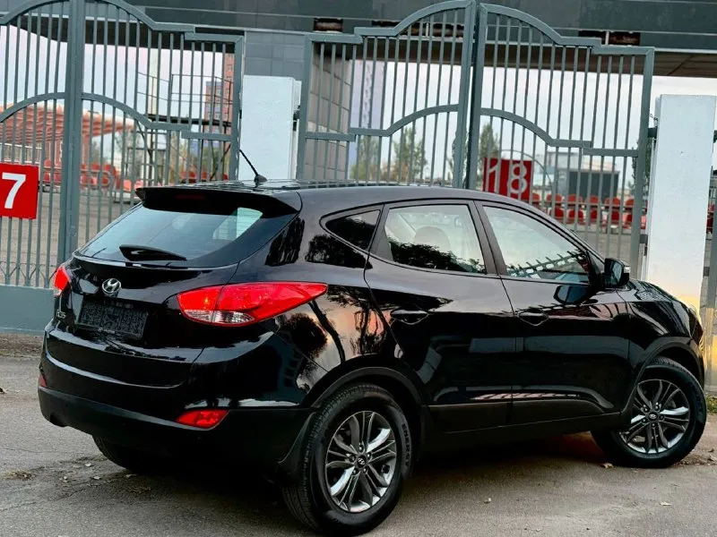 Hyundai ix35 г( 2015 рестайлинг ) цена 1380000 автомат пробег 140 (1 хозяин птс оригинал) без дтп противоугонная система сигнализация центральный замок помощь при вождении: круиз-контроль парктроник задний камера заднего вида система автоматической парковки система помощи при старте в гору датчик света датчик дождя электростеклоподъемники передние и задние электропривод зеркал охлаждаемый перчаточный ящик подогрев сидений водителя и пассажира обогрев зеркал обогрев заднего стекла обогрев зоны стеклоочистителей мультимедиа и навигация: навигационная система bluetooth aux 6 колонок авто в идеале все вопросы по телефону: +7(949)4737372 📲 tg: андрей 📞 звоните: +7(949)4737372 - фотография - 1