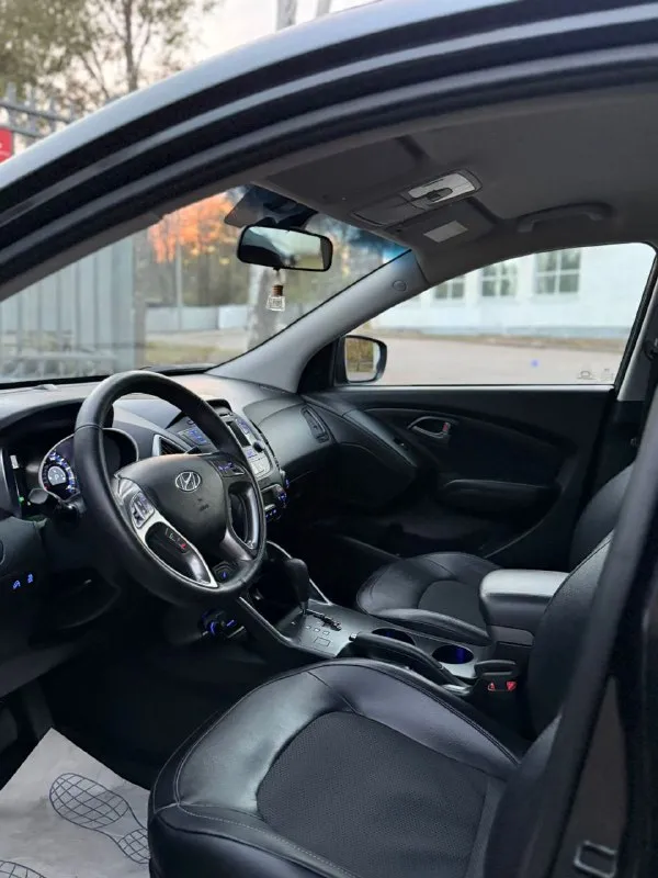 Hyundai ix35 г( 2015 рестайлинг ) цена 1380000 автомат пробег 140 (1 хозяин птс оригинал) без дтп противоугонная система сигнализация центральный замок помощь при вождении: круиз-контроль парктроник задний камера заднего вида система автоматической парковки система помощи при старте в гору датчик света датчик дождя электростеклоподъемники передние и задние электропривод зеркал охлаждаемый перчаточный ящик подогрев сидений водителя и пассажира обогрев зеркал обогрев заднего стекла обогрев зоны стеклоочистителей мультимедиа и навигация: навигационная система bluetooth aux 6 колонок авто в идеале все вопросы по телефону: +7(949)4737372 📲 tg: андрей 📞 звоните: +7(949)4737372 - фотография - 10