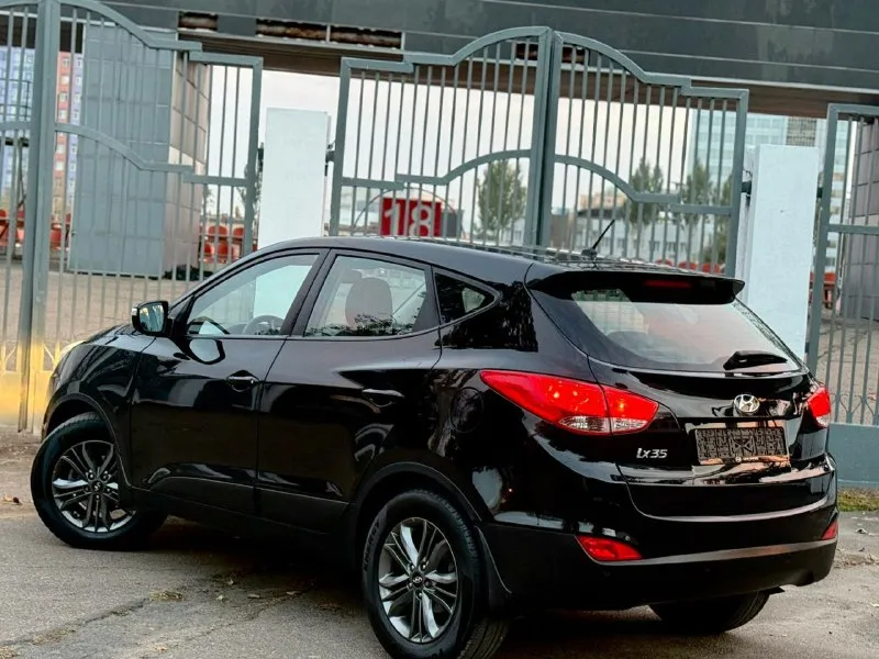 Hyundai ix35 г( 2015 рестайлинг ) цена 1380000 автомат пробег 140 (1 хозяин птс оригинал) без дтп противоугонная система сигнализация центральный замок помощь при вождении: круиз-контроль парктроник задний камера заднего вида система автоматической парковки система помощи при старте в гору датчик света датчик дождя электростеклоподъемники передние и задние электропривод зеркал охлаждаемый перчаточный ящик подогрев сидений водителя и пассажира обогрев зеркал обогрев заднего стекла обогрев зоны стеклоочистителей мультимедиа и навигация: навигационная система bluetooth aux 6 колонок авто в идеале все вопросы по телефону: +7(949)4737372 📲 tg: андрей 📞 звоните: +7(949)4737372 - фотография - 2