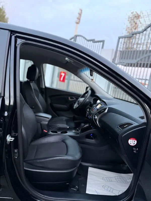Hyundai ix35 г( 2015 рестайлинг ) цена 1380000 автомат пробег 140 (1 хозяин птс оригинал) без дтп противоугонная система сигнализация центральный замок помощь при вождении: круиз-контроль парктроник задний камера заднего вида система автоматической парковки система помощи при старте в гору датчик света датчик дождя электростеклоподъемники передние и задние электропривод зеркал охлаждаемый перчаточный ящик подогрев сидений водителя и пассажира обогрев зеркал обогрев заднего стекла обогрев зоны стеклоочистителей мультимедиа и навигация: навигационная система bluetooth aux 6 колонок авто в идеале все вопросы по телефону: +7(949)4737372 📲 tg: андрей 📞 звоните: +7(949)4737372 - фотография - 7