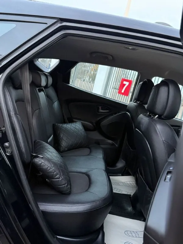 Hyundai ix35 г( 2015 рестайлинг ) цена 1380000 автомат пробег 140 (1 хозяин птс оригинал) без дтп противоугонная система сигнализация центральный замок помощь при вождении: круиз-контроль парктроник задний камера заднего вида система автоматической парковки система помощи при старте в гору датчик света датчик дождя электростеклоподъемники передние и задние электропривод зеркал охлаждаемый перчаточный ящик подогрев сидений водителя и пассажира обогрев зеркал обогрев заднего стекла обогрев зоны стеклоочистителей мультимедиа и навигация: навигационная система bluetooth aux 6 колонок авто в идеале все вопросы по телефону: +7(949)4737372 📲 tg: андрей 📞 звоните: +7(949)4737372 - фотография - 8