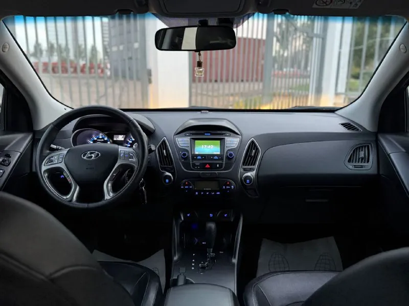 Hyundai ix35 г( 2015 рестайлинг ) цена 1380000 автомат пробег 140 (1 хозяин птс оригинал) без дтп противоугонная система сигнализация центральный замок помощь при вождении: круиз-контроль парктроник задний камера заднего вида система автоматической парковки система помощи при старте в гору датчик света датчик дождя электростеклоподъемники передние и задние электропривод зеркал охлаждаемый перчаточный ящик подогрев сидений водителя и пассажира обогрев зеркал обогрев заднего стекла обогрев зоны стеклоочистителей мультимедиа и навигация: навигационная система bluetooth aux 6 колонок авто в идеале все вопросы по телефону: +7(949)4737372 📲 tg: андрей 📞 звоните: +7(949)4737372 - фотография - 9