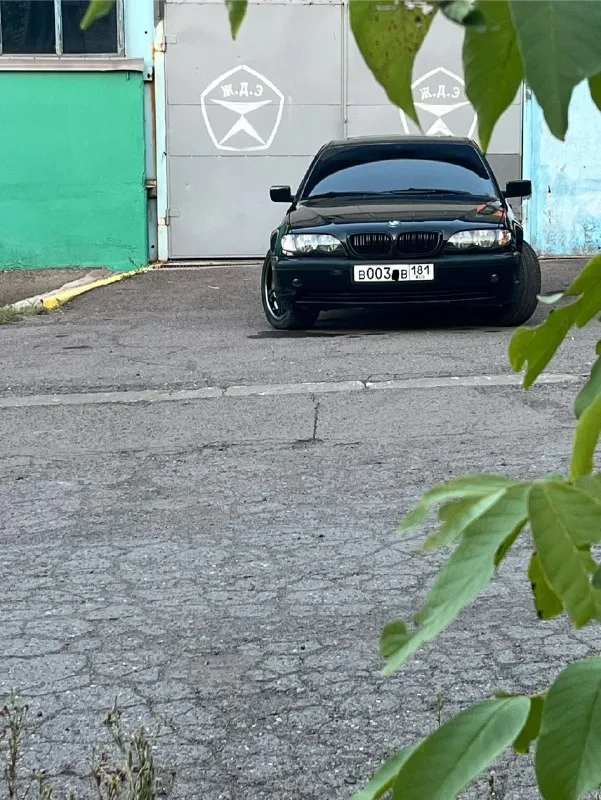 Продаю bmw 3 серии e46 по-настощему в редком для наших дней состоянии. машина вся в родном окраске, не битая, кузов покрыт керамикой в два слоя. 2 ключа. пробег — 126 000 км. 1.8, механика. зимой не эксплуатируется. комплектация: люк, климат-контроль, полный электропакет, электрозеркала с подогревом, оригинальные литые диски bmw 68 стиль, родные стёкла по кругу. машина в стоке, всё в оригинале. я собственник более 3 лет. цена: 780 000 руб. (торг у капота) в таком состоянии — найти сложно, с продажей не спешу, так как это не основной автомобиль. продажа с номером обсуждается. все вопросы по телефону +79595671996 📞 звоните: +7(959)5671996 - фотография - 3