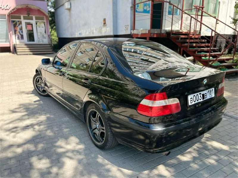 Продаю bmw 3 серии e46 по-настощему в редком для наших дней состоянии. машина вся в родном окраске, не битая, кузов покрыт керамикой в два слоя. 2 ключа. пробег — 126 000 км. 1.8, механика. зимой не эксплуатируется. комплектация: люк, климат-контроль, полный электропакет, электрозеркала с подогревом, оригинальные литые диски bmw 68 стиль, родные стёкла по кругу. машина в стоке, всё в оригинале. я собственник более 3 лет. цена: 780 000 руб. (торг у капота) в таком состоянии — найти сложно, с продажей не спешу, так как это не основной автомобиль. продажа с номером обсуждается. все вопросы по телефону +79595671996 📞 звоните: +7(959)5671996 - фотография - 9