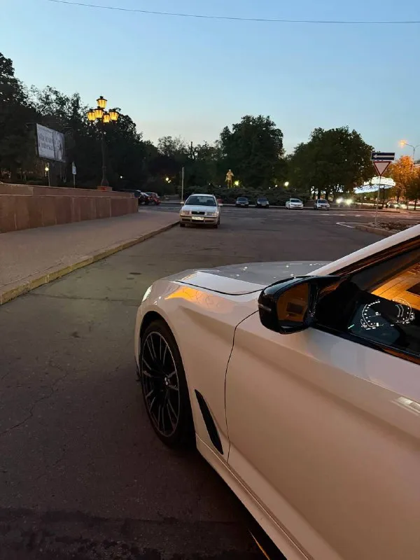 Bmw g30 540 xdrive 04 месяц 2020 года. привод: полный двигатель: 3.0 b58 st2 + 500 л. с (кому не нужно, можно отшить в сток, была куплена мною mxd лицензия вместе с адаптером. ) 2 комплекта колес ( зима новая проехала тыс 5 от силы) самый надежный мотор b58 масло менял каждые 5тыс, за этот промежуток всегда был уровень. комплектация m-sport pro: музыка harman cardon, старт-стоп, проекция, бесключевой доступ на всех дверях, возможность открытия/закрытия багажника с кнопки, а также система hands-free(ногой), люк обслуженный, туманки, системы android auto, apple carplay, комфортные сидения с подогревом, а так же множеством регулировок, черный потолок, и многое др. на автомобиле полный м-пакет и заводские м-тормоза, спортивная выхлопная система atm возможностью регулирования с пульта (тише/громче). цена 4.600.000 макеевка +7 949 456 86 29 - фотография - 3