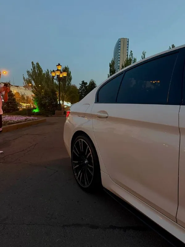 Bmw g30 540 xdrive 04 месяц 2020 года. привод: полный двигатель: 3.0 b58 st2 + 500 л. с (кому не нужно, можно отшить в сток, была куплена мною mxd лицензия вместе с адаптером. ) 2 комплекта колес ( зима новая проехала тыс 5 от силы) самый надежный мотор b58 масло менял каждые 5тыс, за этот промежуток всегда был уровень. комплектация m-sport pro: музыка harman cardon, старт-стоп, проекция, бесключевой доступ на всех дверях, возможность открытия/закрытия багажника с кнопки, а также система hands-free(ногой), люк обслуженный, туманки, системы android auto, apple carplay, комфортные сидения с подогревом, а так же множеством регулировок, черный потолок, и многое др. на автомобиле полный м-пакет и заводские м-тормоза, спортивная выхлопная система atm возможностью регулирования с пульта (тише/громче). цена 4.600.000 макеевка +7 949 456 86 29 - фотография - 4