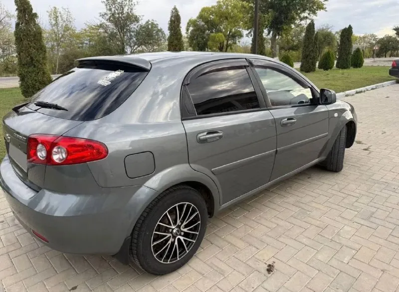Продам chevrolet lacetti продажа от хозяина 2012 г. выпуска 70 000 пробег автомобиль в заводском состоянии самая полная комплектация мультируль abs антизанос четыре стеклоподъемника кондиционер работает отлично подогрев сидений подогрев лобового стекла заднего стекла боковых стёкл сигнализация дорогая сервисные книжки салон в идеальном состоянии объем двигателя 1.6 16 клапанный два комплекта резины автомобиль все время находился в гараже стоит хорошая магнитола штатная музыка все остальные вопросы по телефону +79490793601 📞 звоните: +7(949)0793601 - фотография - 2