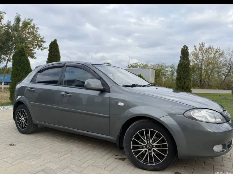 Продам chevrolet lacetti продажа от хозяина 2012 г. выпуска 70 000 пробег автомобиль в заводском состоянии самая полная комплектация мультируль abs антизанос четыре стеклоподъемника кондиционер работает отлично подогрев сидений подогрев лобового стекла заднего стекла боковых стёкл сигнализация дорогая сервисные книжки салон в идеальном состоянии объем двигателя 1.6 16 клапанный два комплекта резины автомобиль все время находился в гараже стоит хорошая магнитола штатная музыка все остальные вопросы по телефону +79490793601 📞 звоните: +7(949)0793601 - фотография - 3