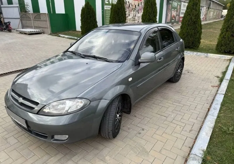Продам chevrolet lacetti продажа от хозяина 2012 г. выпуска 70 000 пробег автомобиль в заводском состоянии самая полная комплектация мультируль abs антизанос четыре стеклоподъемника кондиционер работает отлично подогрев сидений подогрев лобового стекла заднего стекла боковых стёкл сигнализация дорогая сервисные книжки салон в идеальном состоянии объем двигателя 1.6 16 клапанный два комплекта резины автомобиль все время находился в гараже стоит хорошая магнитола штатная музыка все остальные вопросы по телефону +79490793601 📞 звоните: +7(949)0793601 - фотография - 4