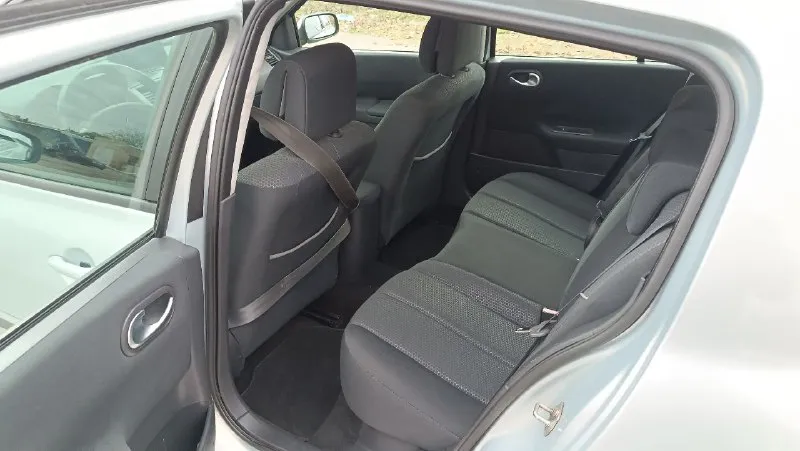 Продам renault megane 2 2004 год мотор 1.6 16v бензин пробег 230.000км кузов цинкованый в хорошем состоянии вся ровная, сколов минимум. мотор обслуженый работает отлично масло не расходует. в авто имеется 4стеклоподьемника бортовой компьютер автосвет складывания зеркал климат контроль рабочий. по ходовой все в порядке едет сбито. авто пригоняли с европы в 2021году учёт рф. продажа с переоформлением. цена 550т. ₽ макеевка кто реально заинтересован в покупке звоните. тел. +79490819224 - фотография - 10