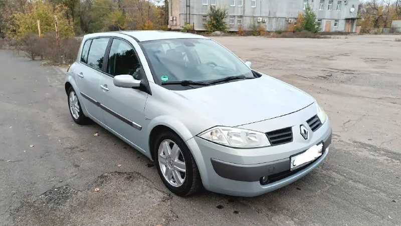 Продам renault megane 2 2004 год мотор 1.6 16v бензин пробег 230.000км кузов цинкованый в хорошем состоянии вся ровная, сколов минимум. мотор обслуженый работает отлично масло не расходует. в авто имеется 4стеклоподьемника бортовой компьютер автосвет складывания зеркал климат контроль рабочий. по ходовой все в порядке едет сбито. авто пригоняли с европы в 2021году учёт рф. продажа с переоформлением. цена 550т. ₽ макеевка кто реально заинтересован в покупке звоните. тел. +79490819224 - фотография - 3