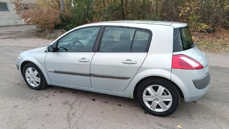 Продам renault megane 2 2004 год мотор 1.6 16v бензин пробег 230.000км кузов цинкованый в хорошем состоянии вся ровная, сколов минимум. мотор обслуженый работает отлично масло не расходует. в авто имеется 4стеклоподьемника бортовой компьютер автосвет складывания зеркал климат контроль рабочий. по ходовой все в порядке едет сбито. авто пригоняли с европы в 2021году учёт рф. продажа с переоформлением. цена 550т. ₽ макеевка кто реально заинтересован в покупке звоните. тел. +79490819224 - фотография - 4
