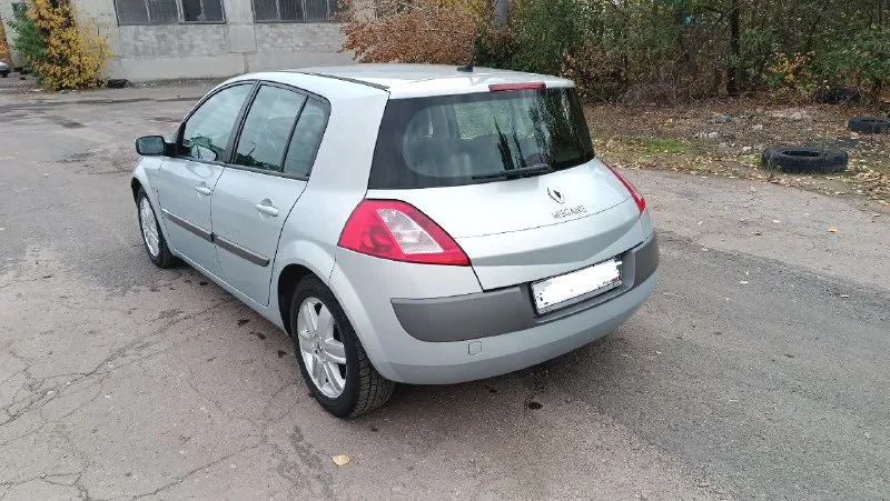 Продам renault megane 2 2004 год мотор 1.6 16v бензин пробег 230.000км кузов цинкованый в хорошем состоянии вся ровная, сколов минимум. мотор обслуженый работает отлично масло не расходует. в авто имеется 4стеклоподьемника бортовой компьютер автосвет складывания зеркал климат контроль рабочий. по ходовой все в порядке едет сбито. авто пригоняли с европы в 2021году учёт рф. продажа с переоформлением. цена 550т. ₽ макеевка кто реально заинтересован в покупке звоните. тел. +79490819224 - фотография - 5