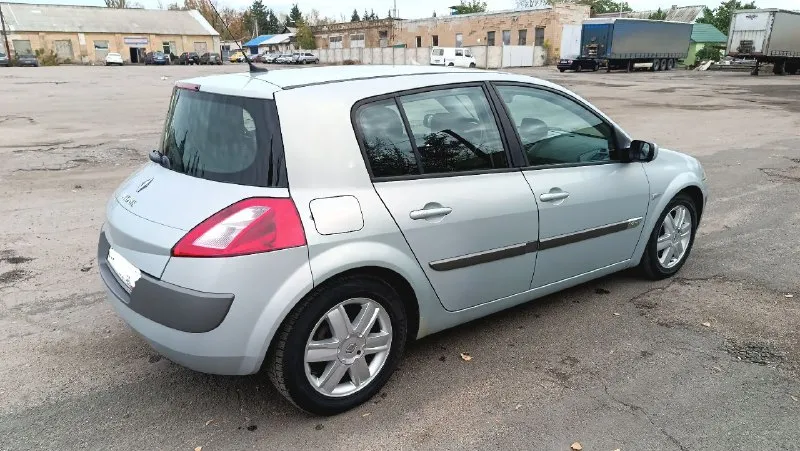 Продам renault megane 2 2004 год мотор 1.6 16v бензин пробег 230.000км кузов цинкованый в хорошем состоянии вся ровная, сколов минимум. мотор обслуженый работает отлично масло не расходует. в авто имеется 4стеклоподьемника бортовой компьютер автосвет складывания зеркал климат контроль рабочий. по ходовой все в порядке едет сбито. авто пригоняли с европы в 2021году учёт рф. продажа с переоформлением. цена 550т. ₽ макеевка кто реально заинтересован в покупке звоните. тел. +79490819224 - фотография - 6