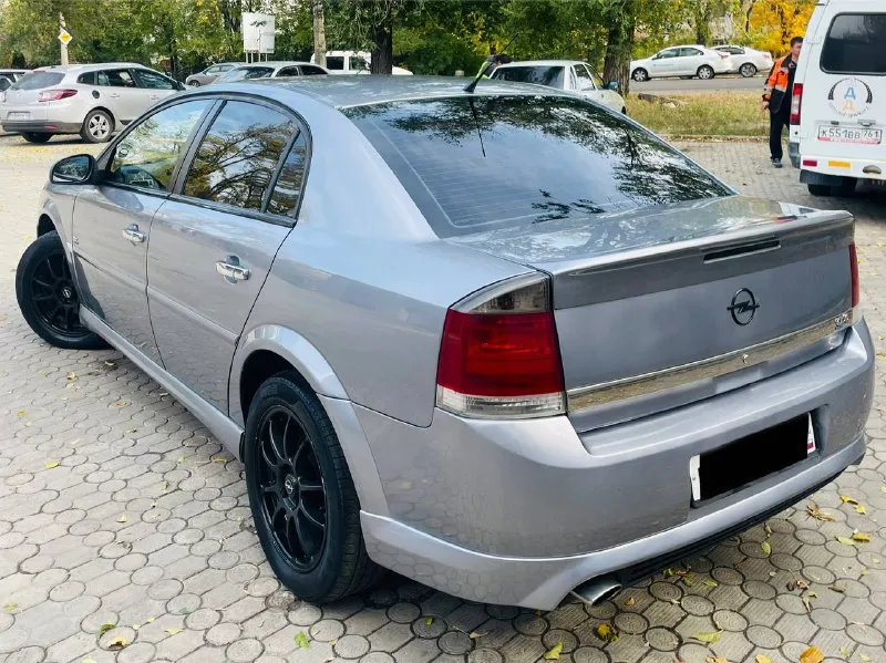 К вашему вниманию всеми любимый лучший ! opel vectra c рестайлинг в заводском обвесе ! в идеальном состоянии, весь обслуженный ! эксплуатация с 2007 года выпуска ухоженный с родным пробегом 230 км. родной ! мотор 1.8 лучший в линейки опель бензин ! коробка механика работает идеально ! ходовая вся обслужена вся новая ! в автомобиле работает абсолютно все ! вложений не требует абсолютно ! в дтп не участвовал весь в оригинале максимальная комплектация максимальная заводской обвес opc laine - ксенон ближний дальний - климат контроль - комбинированный кожаный салон - бортовой компьютер большой монитор - датчик дождя также света - полный эл. пакет - мульти руль - круиз контроль - климат контроль - дорогая резина лето - титановые диски красивые - и многое другое цена : 685:000 тыс рублей очень срочно очень таких автомобилей действительно единицы осталось не много обслужен от и до кто действительно заинтересован хорошим авто звоните приезжайте на осмотр покупайте звоните по номеру телефона +79493969855 - фотография - 4