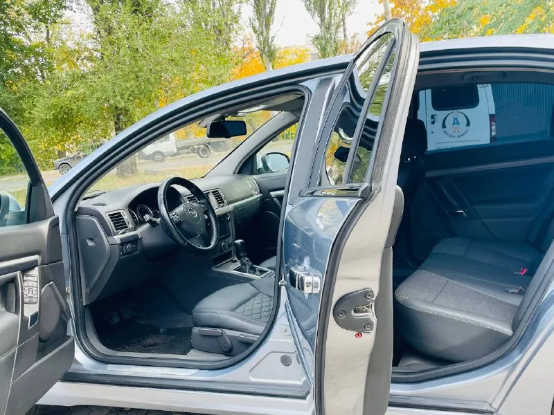 К вашему вниманию всеми любимый лучший ! opel vectra c рестайлинг в заводском обвесе ! в идеальном состоянии, весь обслуженный ! эксплуатация с 2007 года выпуска ухоженный с родным пробегом 230 км. родной ! мотор 1.8 лучший в линейки опель бензин ! коробка механика работает идеально ! ходовая вся обслужена вся новая ! в автомобиле работает абсолютно все ! вложений не требует абсолютно ! в дтп не участвовал весь в оригинале максимальная комплектация максимальная заводской обвес opc laine - ксенон ближний дальний - климат контроль - комбинированный кожаный салон - бортовой компьютер большой монитор - датчик дождя также света - полный эл. пакет - мульти руль - круиз контроль - климат контроль - дорогая резина лето - титановые диски красивые - и многое другое цена : 685:000 тыс рублей очень срочно очень таких автомобилей действительно единицы осталось не много обслужен от и до кто действительно заинтересован хорошим авто звоните приезжайте на осмотр покупайте звоните по номеру телефона +79493969855 - фотография - 7