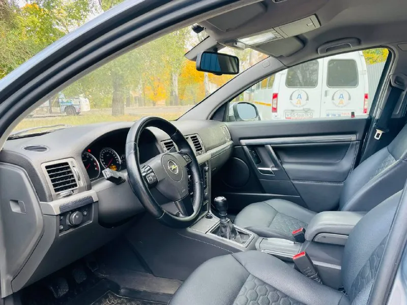 К вашему вниманию всеми любимый лучший ! opel vectra c рестайлинг в заводском обвесе ! в идеальном состоянии, весь обслуженный ! эксплуатация с 2007 года выпуска ухоженный с родным пробегом 230 км. родной ! мотор 1.8 лучший в линейки опель бензин ! коробка механика работает идеально ! ходовая вся обслужена вся новая ! в автомобиле работает абсолютно все ! вложений не требует абсолютно ! в дтп не участвовал весь в оригинале максимальная комплектация максимальная заводской обвес opc laine - ксенон ближний дальний - климат контроль - комбинированный кожаный салон - бортовой компьютер большой монитор - датчик дождя также света - полный эл. пакет - мульти руль - круиз контроль - климат контроль - дорогая резина лето - титановые диски красивые - и многое другое цена : 685:000 тыс рублей очень срочно очень таких автомобилей действительно единицы осталось не много обслужен от и до кто действительно заинтересован хорошим авто звоните приезжайте на осмотр покупайте звоните по номеру телефона +79493969855 - фотография - 8