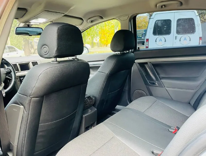 К вашему вниманию всеми любимый лучший ! opel vectra c рестайлинг в заводском обвесе ! в идеальном состоянии, весь обслуженный ! эксплуатация с 2007 года выпуска ухоженный с родным пробегом 230 км. родной ! мотор 1.8 лучший в линейки опель бензин ! коробка механика работает идеально ! ходовая вся обслужена вся новая ! в автомобиле работает абсолютно все ! вложений не требует абсолютно ! в дтп не участвовал весь в оригинале максимальная комплектация максимальная заводской обвес opc laine - ксенон ближний дальний - климат контроль - комбинированный кожаный салон - бортовой компьютер большой монитор - датчик дождя также света - полный эл. пакет - мульти руль - круиз контроль - климат контроль - дорогая резина лето - титановые диски красивые - и многое другое цена : 685:000 тыс рублей очень срочно очень таких автомобилей действительно единицы осталось не много обслужен от и до кто действительно заинтересован хорошим авто звоните приезжайте на осмотр покупайте звоните по номеру телефона +79493969855 - фотография - 9