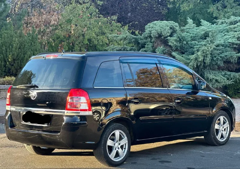 Opel zafira b -год 2010 - 1.8 -кпп механика. -пробег: 243000 родной пробег подтвержденный автотекой! о машине; автомобиль в идеальном состоянии без сколов ржавчин и рыжиков все как на фото! машина без вложений от слова совсем! комплектация:cosmo, 7 мест, кожаный салон, монитор дорогой стоит с камерой заднего вида, омыватели фар, подогрев сидений, авто свет, авто дождь, климат контроль, полный бортовой компьютер! резина r16 два комплекта! цена 880.000 рублей торг реальному покупателю! кому дорого просьба не звонить. звонить по номеру +79490489556 📲 tg: nikolay 📞 звоните: +7(949)0489556 - фотография - 5