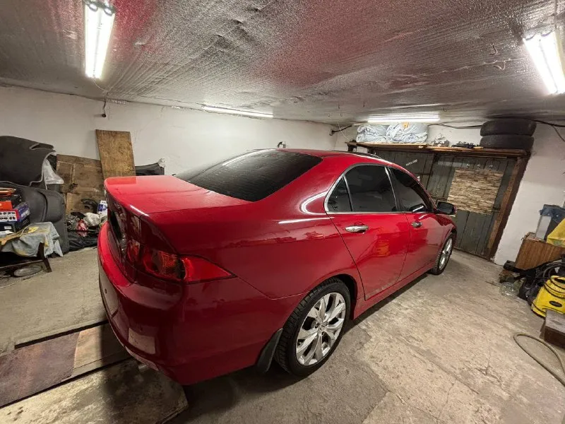 Продам honda accord 7 поколение рестайлинг 2006 год пробег 228 тысяч куплен в авто салоне при украине 1 хозяин ( не пригон ) максимальная комплектация executive: четыре электростеклоподьемника; электропривод боковых зеркал; электроскладывание боковых зеркал; люк работает во всех положениях; датчик света; датчик дождя; мультируль; кожаный салон; круиз контроль; парктроники; сигнализация с автозапуском ; электропривод передних сидений; двухзонный климат контроль; установлена сигнализация; установлено гбо что не мало важно в данный период. по ходовой вопросов нет полностью все обслужено, рейка сухая, коробка работает изумительно. мотор масло не ест работает чисто не каких посторонних стуков шумов нет! замена масла и регулировка клапанов производилась всегда по регламенту. багажник, двери, крыша проклеены stp, после чего в машине стало на много тише чем было. доработали переднюю оптику, установлены led лампы фары заклеены броне пленкой. территориально г. ждановка тел. +79494328750 цена 1🍋 - фотография - 3