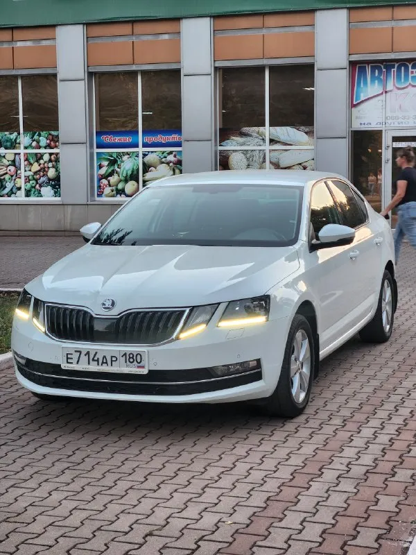 Продам официальный skoda octavia a7 fl, 2020 г. в., 1.4 tsi(150 л. с./250 нм), 7 ркпп. 130ткм пробег, обслужена (на 120 замена грм(contitech), на 125 замена сцепления и маховика+ масло в кпп), ухоженная, в идельном состоянии, родной краске. новый акум inci aku. ничего не крутилось, не разбиралось, не снималось. масло каждые 7.5 тыс, свечи каждые 30 тыс. гаражное хранение. 2 комплекта новой резины nokian, 2 комплекта оригинальных ковров. электронный птс автотека зеленая. экономичный (трасса 5л, город 7,4л), резвый(разгон 8сек). -led головной свет с автокоррекцией, омыватели фар, атмосферная подсветка салона. -led приборка(4 стиля с возможностью настройки), мультируль. - головное устройство с carplay/android авто(навигация и музыка на экране). -датчик света, дождя, мертвых зон. -обогревы: руль, сиденья, лобовое. - камера с омывателем и динамической траэкторией -парктроники: перед, зад+ экстренное торможение. - розетка 220. - круиз контроль. - автозатемнение, автоскладывание 📞 звоните: +7(949)3704018 - фотография - 2