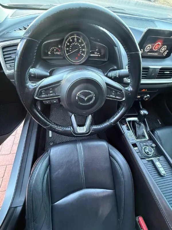 Mazda 3 2018 год, пробег 158т во владении 3 года. цена 1800000 торг +79494805575 двигатель 2.5 skyactive, едет хорошо, при этом потребляя минимум топлива. масло не кушает, от замены до замены без долива. техническая часть на отлично, любые проверки. хорошая комплектация слепые зоны; кожаный салон; carplay; бесключевой доступ; подогрев сидений; круиз контроль; датчик предотвращения столкновения; помощник выезда задним ходом; камера заднего вида; датчик света/дождя; докатка; эл. привод сидений и т. д. с машиной отдам комплект зимних шин на 16х дисках. нет ошибок по диагностике - все кристально чисто. подушки не стрельнутые. все на месте. кузовная часть - ходовая, подвеска, ланжероны - все целое. в дтп не была (только притертости из-за которых появилось косметических окраса, фото имеются). 📞 звоните: +7(949)4805575 - фотография - 10