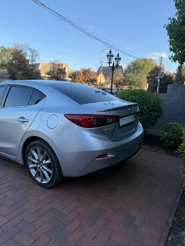 Mazda 3 2018 год, пробег 158т во владении 3 года. цена 1800000 торг +79494805575 двигатель 2.5 skyactive, едет хорошо, при этом потребляя минимум топлива. масло не кушает, от замены до замены без долива. техническая часть на отлично, любые проверки. хорошая комплектация слепые зоны; кожаный салон; carplay; бесключевой доступ; подогрев сидений; круиз контроль; датчик предотвращения столкновения; помощник выезда задним ходом; камера заднего вида; датчик света/дождя; докатка; эл. привод сидений и т. д. с машиной отдам комплект зимних шин на 16х дисках. нет ошибок по диагностике - все кристально чисто. подушки не стрельнутые. все на месте. кузовная часть - ходовая, подвеска, ланжероны - все целое. в дтп не была (только притертости из-за которых появилось косметических окраса, фото имеются). 📞 звоните: +7(949)4805575 - фотография - 2