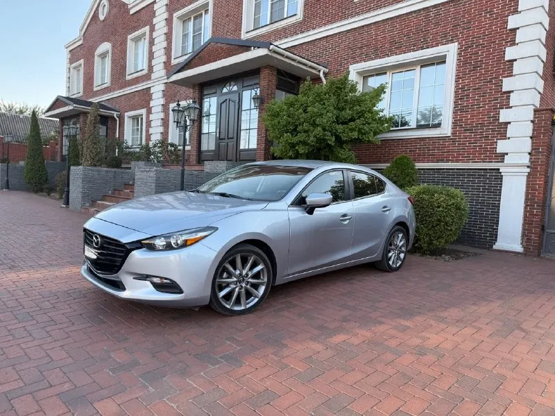 Mazda 3 2018 год, пробег 158т во владении 3 года. цена 1800000 торг +79494805575 двигатель 2.5 skyactive, едет хорошо, при этом потребляя минимум топлива. масло не кушает, от замены до замены без долива. техническая часть на отлично, любые проверки. хорошая комплектация слепые зоны; кожаный салон; carplay; бесключевой доступ; подогрев сидений; круиз контроль; датчик предотвращения столкновения; помощник выезда задним ходом; камера заднего вида; датчик света/дождя; докатка; эл. привод сидений и т. д. с машиной отдам комплект зимних шин на 16х дисках. нет ошибок по диагностике - все кристально чисто. подушки не стрельнутые. все на месте. кузовная часть - ходовая, подвеска, ланжероны - все целое. в дтп не была (только притертости из-за которых появилось косметических окраса, фото имеются). 📞 звоните: +7(949)4805575 - фотография - 3