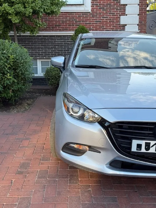 Mazda 3 2018 год, пробег 158т во владении 3 года. цена 1800000 торг +79494805575 двигатель 2.5 skyactive, едет хорошо, при этом потребляя минимум топлива. масло не кушает, от замены до замены без долива. техническая часть на отлично, любые проверки. хорошая комплектация слепые зоны; кожаный салон; carplay; бесключевой доступ; подогрев сидений; круиз контроль; датчик предотвращения столкновения; помощник выезда задним ходом; камера заднего вида; датчик света/дождя; докатка; эл. привод сидений и т. д. с машиной отдам комплект зимних шин на 16х дисках. нет ошибок по диагностике - все кристально чисто. подушки не стрельнутые. все на месте. кузовная часть - ходовая, подвеска, ланжероны - все целое. в дтп не была (только притертости из-за которых появилось косметических окраса, фото имеются). 📞 звоните: +7(949)4805575 - фотография - 4