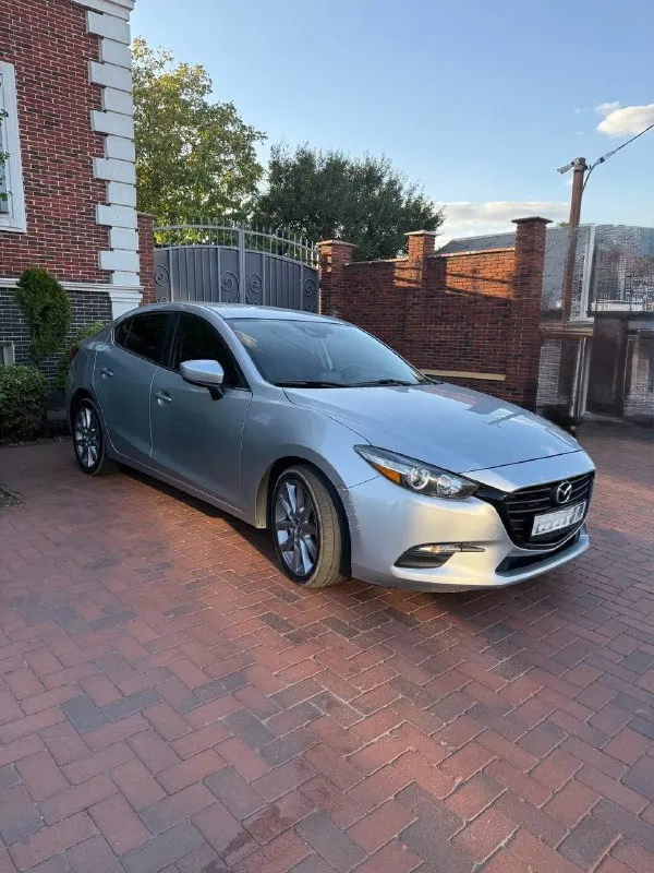 Mazda 3 2018 год, пробег 158т во владении 3 года. цена 1800000 торг +79494805575 двигатель 2.5 skyactive, едет хорошо, при этом потребляя минимум топлива. масло не кушает, от замены до замены без долива. техническая часть на отлично, любые проверки. хорошая комплектация слепые зоны; кожаный салон; carplay; бесключевой доступ; подогрев сидений; круиз контроль; датчик предотвращения столкновения; помощник выезда задним ходом; камера заднего вида; датчик света/дождя; докатка; эл. привод сидений и т. д. с машиной отдам комплект зимних шин на 16х дисках. нет ошибок по диагностике - все кристально чисто. подушки не стрельнутые. все на месте. кузовная часть - ходовая, подвеска, ланжероны - все целое. в дтп не была (только притертости из-за которых появилось косметических окраса, фото имеются). 📞 звоните: +7(949)4805575 - фотография - 5