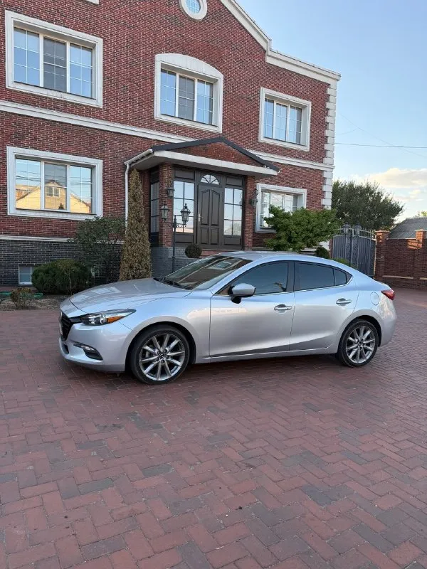 Mazda 3 2018 год, пробег 158т во владении 3 года. цена 1800000 торг +79494805575 двигатель 2.5 skyactive, едет хорошо, при этом потребляя минимум топлива. масло не кушает, от замены до замены без долива. техническая часть на отлично, любые проверки. хорошая комплектация слепые зоны; кожаный салон; carplay; бесключевой доступ; подогрев сидений; круиз контроль; датчик предотвращения столкновения; помощник выезда задним ходом; камера заднего вида; датчик света/дождя; докатка; эл. привод сидений и т. д. с машиной отдам комплект зимних шин на 16х дисках. нет ошибок по диагностике - все кристально чисто. подушки не стрельнутые. все на месте. кузовная часть - ходовая, подвеска, ланжероны - все целое. в дтп не была (только притертости из-за которых появилось косметических окраса, фото имеются). 📞 звоните: +7(949)4805575 - фотография - 6